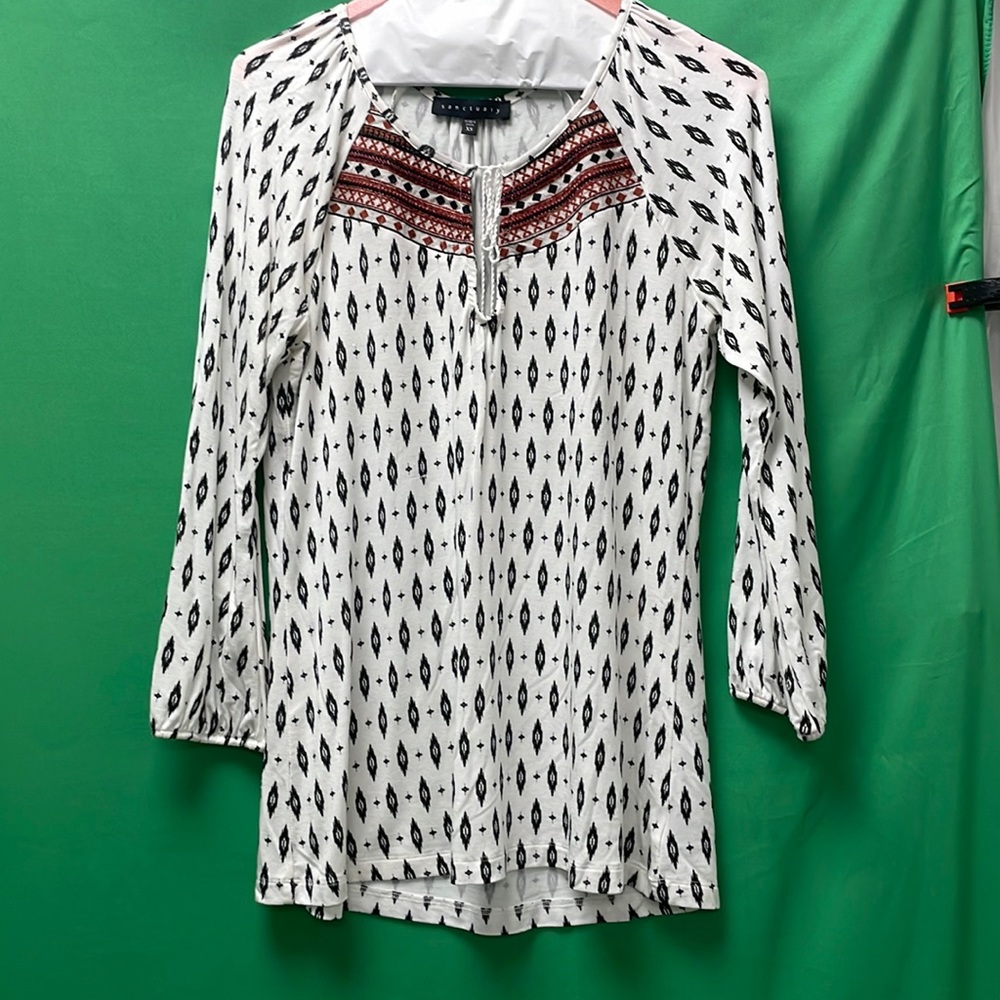 Casual shirt multi color white with multi color designs at neck